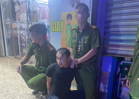 Bắt nóng nghi phạm giết người nhảy xe đò trốn khỏi Đà Lạt- Ảnh 1. Nguyễn Chí Hùng bị bắt trên đường chạy trốn - Ảnh: Công an cung cấp