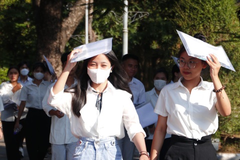 Thi tốt nghiệp THPT 2024: Lượng thí sinh đăng ký bài thi khoa học xã hội tăng 7,7%- Ảnh 1. Thí sinh rời điểm thi trường THPT năm 2023 - Ảnh: MẠNH HÙNG