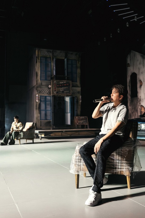 Danh ca Lê Uyên xuất hiện trẻ trung tại buổi tổng duyệt live show của Mr Đàm- Ảnh 5. Danh ca Lê Uyên xuất hiện trẻ trung tại buổi tổng duyệt live show của Mr Đàm- Ảnh 5.