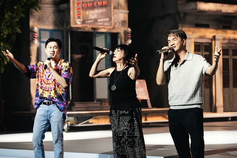 Danh ca Lê Uyên xuất hiện trẻ trung tại buổi tổng duyệt live show của Mr Đàm- Ảnh 1. Dương Triệu Vũ, danh ca Lê Uyên và Đàm Vĩnh Hưng trong buổi tổng duyệt live show Ngày em thắp sao trời.