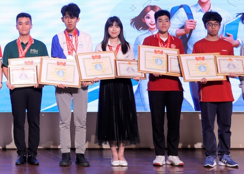 2 năm bỏ toán vẫn đoạt giải đặc biệt kỳ thi Olympic toán học sinh viên- Ảnh 1. Trần Ngọc Quỳnh Giang đoạt giải đặc biệt tại kỳ thi Olympic toán học sinh viên và học sinh toàn quốc - Ảnh: NVCC