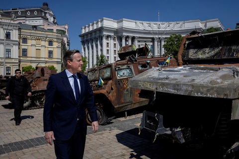 Ngoại trưởng Anh David Cameron đi ngang qua nơi trưng bày các xe quân sự của Nga bị phá hủy tại Quảng trường Saint Michael, ở Kiev, Ukraine, ngày 2-5 - Ảnh: REUTERS Ngoại trưởng Anh David Cameron đi ngang qua nơi trưng bày các xe quân sự của Nga bị phá hủy tại quảng trường Saint Michael, ở Kiev, Ukraine, ngày 2-5 - Ảnh: REUTERS