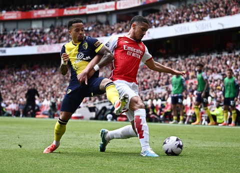 Thắng đậm Bournemouth, Arsenal tiếp tục giữ ngôi đầu Premier League- Ảnh 5. Arsenal (áo đỏ) tỏ ra quá mạnh so với Bournemouth - Ảnh: REUTERS