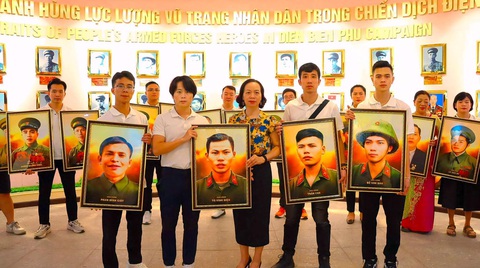 Phục dựng ảnh những anh hùng Điện Biên Phủ, nhóm bạn trẻ muốn nói lời tri ân- Ảnh 1. Anh Phùng Quang Trung (người thứ 2 bên phải) cùng ê kíp trao tặng những bức ảnh phục dựng cho Bảo tàng Chiến thắng lịch sử Điện Biên Phủ - Ảnh: NVCC