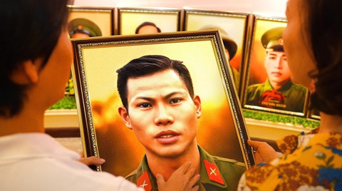 Phục dựng ảnh những anh hùng Điện Biên Phủ, nhóm bạn trẻ muốn nói lời tri ân- Ảnh 3. Đại diện Bảo tàng tỉnh Điện Biên nâng niu chân dung người anh hùng Tô Vĩnh Diện