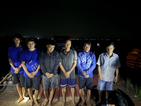 Người nhái lặn xuống đáy sông Tiền dò tìm nơi có cát để hút trộm- Ảnh 1. Nhóm cát tặc bị bắt quả tang khi khai thác cát trái phép trên sông Tiền - Ảnh: A.X.