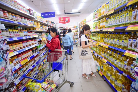 Phải làm gì đó khi giá cả nhấp nhổm- Ảnh 1. Người dân mua sắm tại siêu thị ở TP.HCM - Ảnh: QUANG ĐỊNH