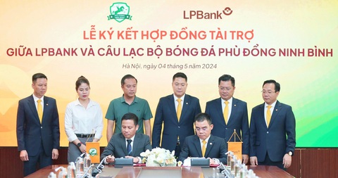 LPBank tài trợ CLB bóng đá Phù Đổng Ninh Bình- Ảnh 1. Ông Hồ Nam Tiến - Tổng giám đốc LPBank và ông Phạm Duy Vinh - Tổng giám đốc điều hành CLB Phù Đổng Ninh Bình ký kết hợp đồng tài trợ.