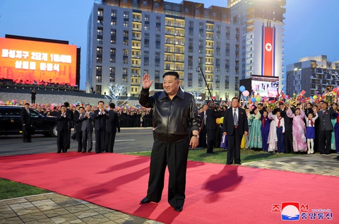 Lãnh đạo Triều Tiên Kim Jong Un xuất hiện tại buổi lễ đánh dấu kết thúc giai đoạn thứ hai trong dự án phát triển 10.000 căn hộ ở Bình Nhưỡng hôm 16-4 - Ảnh: AFP/KCNA Lãnh đạo Triều Tiên Kim Jong Un xuất hiện tại buổi lễ đánh dấu kết thúc giai đoạn thứ hai trong dự án phát triển 10.000 căn hộ ở Bình Nhưỡng hôm 16-4 - Ảnh: AFP/KCNA