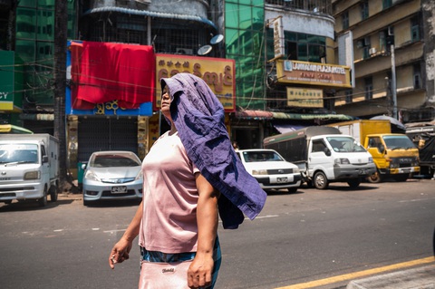Một phụ nữ Myanmar đi bộ dưới nắng tại thành phố Yongon hồi cuối tháng 4 - Ảnh: AFP Một phụ nữ Myanmar đi bộ dưới nắng tại thành phố Yongon hồi cuối tháng 4 - Ảnh: AFP