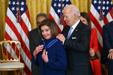 Tổng thống Mỹ Joe Biden trao Huân chương tự do của tổng thống cho cựu chủ tịch Hạ viện Nancy Pelosi tại Nhà Trắng ở Washington, Mỹ, ngày 3-5 - Ảnh: REUTERS Tổng thống Mỹ Joe Biden trao Huân chương Tự do của tổng thống cho cựu chủ tịch Hạ viện Nancy Pelosi tại Nhà Trắng ở Washington, Mỹ, ngày 3-5 - Ảnh: REUTERS