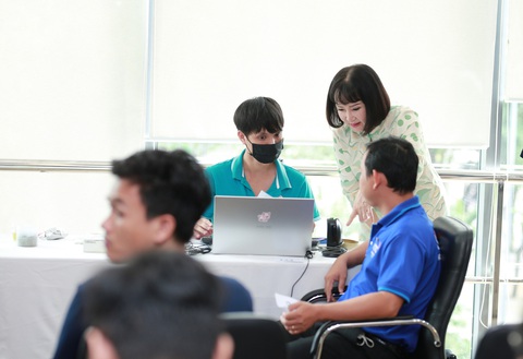 Những hành động từ trái tim đến trái tim- Ảnh 1. Bà Huỳnh Bích Ngọc - phó chủ tịch thường trực, tổng giám đốc Tập đoàn TTC trực tiếp động viên, gửi lời cảm ơn, khích lệ tinh thần người tham gia hiến máu - Ảnh: Đ.H