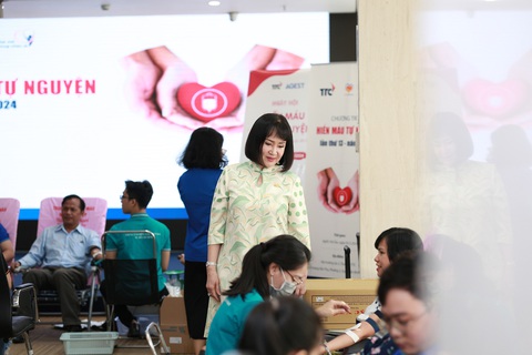 Những hành động từ trái tim đến trái tim- Ảnh 2. Bà Huỳnh Bích Ngọc - hó chủ tịch thường trực, tổng giám đốc Tập đoàn TTC trực tiếp động viên, gửi lời cảm ơn, khích lệ tinh thần người tham gia hiến máu. Ảnh: Đ.H