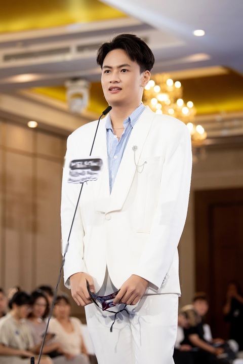 Lương Việt Nhật sở hữu chiều cao 1,88 m. Anh từng tự ti về ngoại hình. Sau nỗ lực giảm gần 30 kg trong vòng một năm, giờ anh đã tự tin hơn - Ảnh: BTC Lương Việt Nhật sở hữu chiều cao 1,88m. Anh từng tự ti về ngoại hình. Sau nỗ lực giảm gần 30kg trong vòng một năm, giờ anh đã tự tin hơn