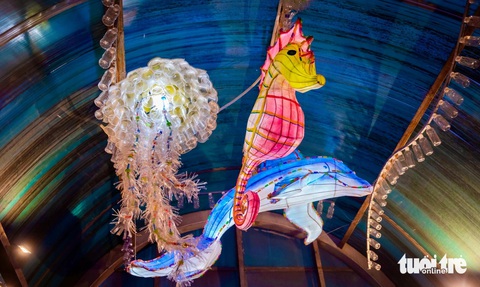 Cầu đi bộ Trần Nhật Duật hóa thủy cung rực rỡ, nối trong phố ngoài đê Hà Nội- Ảnh 5. Một góc tác phẩm Thủy cung, làm từ các vỏ chai nhựa, cốc nhựa, ống hút nhựa, ni lông tái chế - Ảnh: ĐẬU DUNG