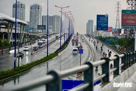 Xe máy trượt té, tông nhau trên cầu Sài Gòn sau cơn mưa giải nhiệt- Ảnh 2. Mưa ở khu vực cầu Sài Gòn, ghi nhận lúc 5h45 sáng 4-5 - Ảnh: CHÂU TUẤN