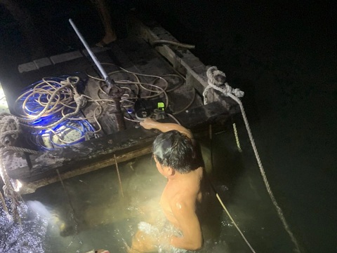 Người nhái lặn xuống đáy sông Tiền dò tìm nơi có cát để hút trộm- Ảnh 2. Người nhái khi bị phát hiện đã nhô lên khỏi mặt nước - Ảnh: A.X.