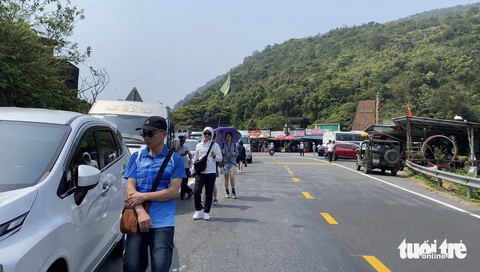Đà Nẵng 'chăm sóc' đặc biệt cho đoàn tiền trạm khách MICE quy mô 500 người- Ảnh 1. Đoàn khách đến từ Đông Nam Á tham quan đỉnh đèo Hải Vân tháng 3-2024 - Ảnh: TRƯỜNG TRUNG