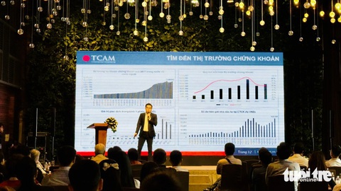 Hơn 104.000 tỉ chờ mua chứng khoán, thắng thua từ 'thực chiến lăn lộn'- Ảnh 1. Nhiều nhà đầu tư vẫn đang kỳ vọng vào thị trường chứng khoán - Ảnh: BÔNG MAI