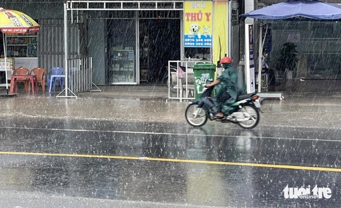 Nhiều nơi ở miền Tây có 'mưa vàng' sau bao ngày nắng đổ lửa- Ảnh 1. Mưa vàng tại thị trấn Chợ Gạo, huyện Chợ Gạo, tỉnh Tiền Giang vào trưa 4-5 - Ảnh: HOÀI THƯƠNG