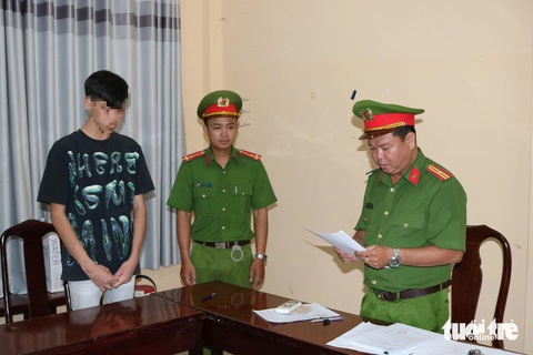 Khởi tố 2 thiếu niên đánh nam sinh lớp 10 bất tỉnh giữa đường- Ảnh 1. Cơ quan điều tra đang tống đạt các quyết định khởi tố đối với Thạch Hoàng Bảo Kh. - Ảnh: PHẠM HƠN