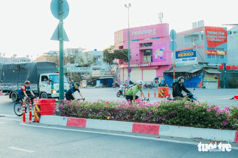 Dù nắng hay mưa, cua rơ phong trào dàn hàng ngang vì Các cua rơ quẹo luôn vào làn đường cấm xe đạp vào lúc 5h30 sáng 3-5 trên đường Phạm Văn Đồng - Ảnh: THANH HIỆP
