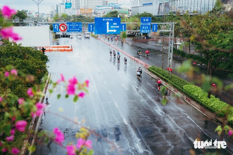 Một đoàn xe đạp nối thành hàng dài chạy vào làn xe ô tô trên đường Điện Biên Phủ (quận Bình Thạnh) - Ảnh: THANH HIỆP Một đoàn xe đạp nối thành hàng dài chạy vào làn xe ô tô trên đường Điện Biên Phủ (quận Bình Thạnh) sáng sớm 4-5 - Ảnh: THANH HIỆP