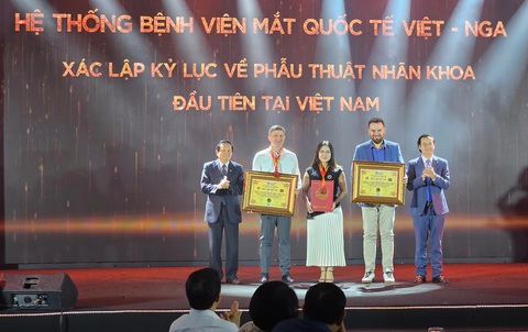 Hệ thống Bệnh viện Mắt Quốc tế Việt - Nga: 15 năm khẳng định vị thế dẫn đầu- Ảnh 1. Đại diện Hệ thống Bệnh viện Mắt Việt - Nga nhận chứng nhận kỷ lục bệnh viện có số ca phẫu thuật điều trị tật khúc xạ bằng phương pháp Smile nhiều nhất và bệnh viện có số lượng ca phẫu thuật điều trị đục thủy tinh thể với kính đa tiêu Zeiss nhiều nhất tại Việt Nam