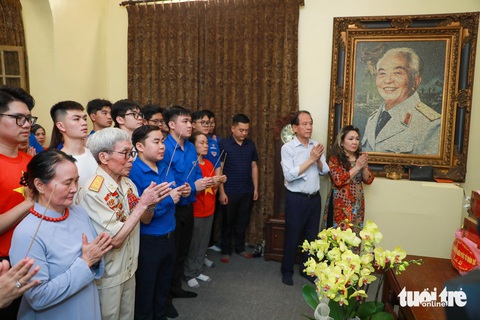 7.000 ngọn nến nhớ tướng Giáp từ Hà Nội- Ảnh 5. Thắp hương tưởng nhớ người anh cả của Quân đội nhân dân Việt Nam - Ảnh: DANH KHANG