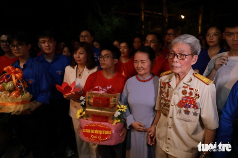 7.000 ngọn nến nhớ tướng Giáp từ Hà Nội- Ảnh 10. Ông Nguyễn Cao Phong từng gặp tướng Giáp dịp 50 năm Chiến thắng Điện Biên Phủ - Ảnh: DANH KHANG