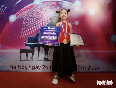 4 tháng học đàn, giành giải vàng cuộc thi piano toàn quốc- Ảnh 2. Bé Thái Tuệ Nghi là thí sinh nhỏ tuổi nhất và cũng là thí sinh giành được tấm huy chương vàng tại cuộc thi tìm kiếm tài năng piano toàn quốc vừa diễn ra tại Hà Nội - Ảnh: MỸ HẠNH