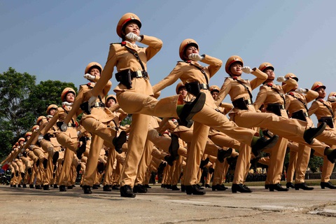 Những Những bước chân đều tăm tắp của các thành viên khối lực lượng Cảnh sát giao thông - Ảnh: NGUYỄN KHÁNH