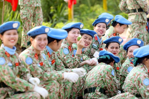 Những Niềm vui của các chiến sĩ khối lực lượng Gìn giữ hòa bình khi nhận được món quà đặc biệt từ người dân địa phương - Ảnh: NGUYỄN KHÁNH