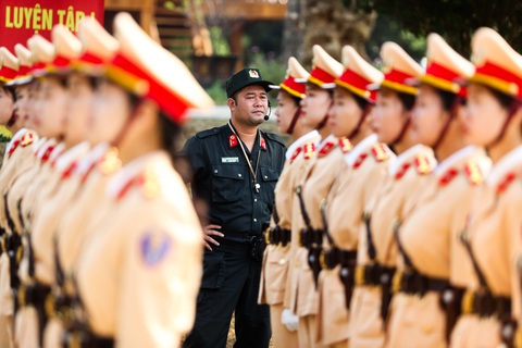Những Đội hình, đội ngũ của khối lực lượng Cảnh sát giao thông đang được huấn luyện viên Nguyễn Ngọc Dương kiểm tra và điều chỉnh liên tục - Ảnh: NGUYỄN KHÁNH