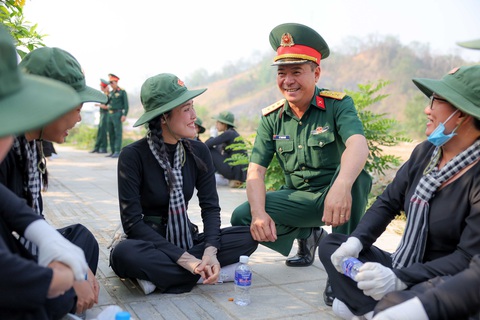 Những Thượng tá Lê Thượng Hải, phó chủ nhiệm bộ môn điều lệnh, Trường Sĩ quan Lục quân 2, trò chuyện với các thành viên của khối Du kích miền Nam. Thượng tá Hải và các thành viên trong đội tập luyện tại TP.HCM, đến ngày 17-3 thì cả đội cùng di chuyển ra Hà Nội tập huấn - Ảnh: NGUYỄN KHÁNH