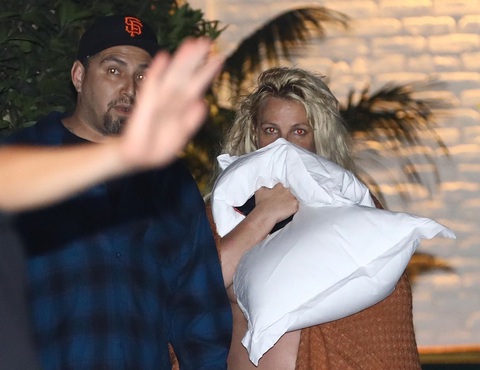 Britney Spears bị bắt hặp rời khỏi khách sạn trong hình ảnh tiều tụy cùng bạn trai Paul Richard Soliz - Ảnh: BackGrid. Britney Spears bị bắt gặp rời khỏi khách sạn trong hình ảnh tiều tụy cùng bạn trai Paul Richard Soliz - Ảnh: BackGrid