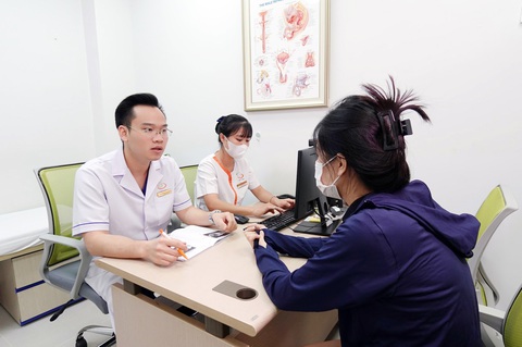 Trữ đông trứng 'để dành' sau này sinh con, liệu đã an tâm?- Ảnh 1. Bác sĩ Hồ Văn Thắng thăm khám, tư vấn cho người bệnh - Ảnh: D.LIỄU