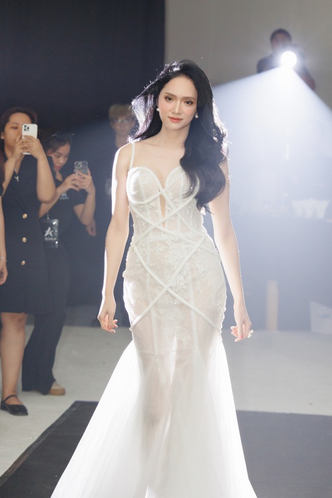 HOT: Hương Giang sắp lên xe hoa?- Ảnh 2. HOT: Hương Giang sắp lên xe hoa?- Ảnh 2.