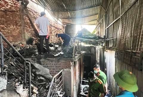 Cháy cửa hàng hoa, bé trai 12 tuổi tử vong- Ảnh 2. Nhiều đồ đạc bên trong cửa hàng hoa bị thiêu rụi - Ảnh: D.HẢI