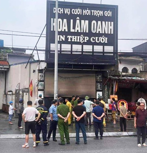 Cháy cửa hàng hoa, bé trai 12 tuổi tử vong- Ảnh 1. Hiện trường nơi xảy ra vụ cháy cửa hàng hoa khiến bé trai 12 tuổi tử vong - Ảnh: D.HẢI