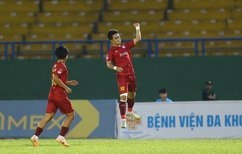 HLV Lê Huỳnh Đức tiếp tục cuộc đua vô địch V-League- Ảnh 1. Đình Kha ghi bàn mở tỉ số cho Khánh Hòa - Ảnh: Q.T