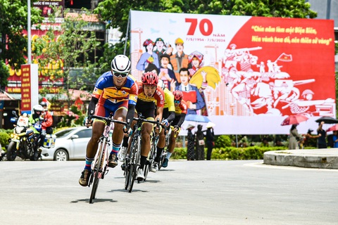 Cuộc đua xe đạp về Điện Biên Phủ 2024 đã về đến TP.Điện Biên Phủ - Ảnh: QĐND Cuộc đua xe đạp về Điện Biên Phủ 2024 đã về đến TP Điện Biên Phủ - Ảnh: QĐND