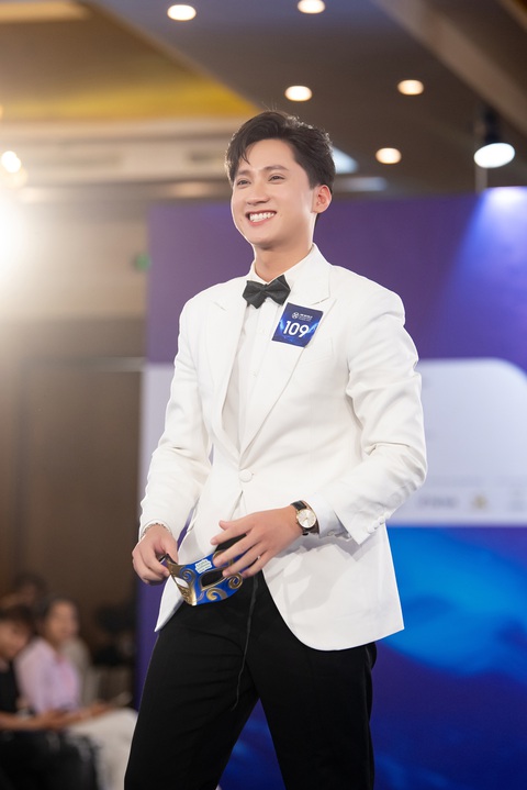 Đặng Tiến Đông - MC kênh truyền hình Quốc phòng Việt Nam. Anh sinh năm 2000 thực hiện thử thách “làm MC đám cưới” do giám khảo đưa ra - Ảnh: BTC Đặng Tiến Đông - MC kênh truyền hình Quốc phòng Việt Nam. Anh sinh năm 2000, thực hiện thử thách “làm MC đám cưới” do giám khảo đưa ra