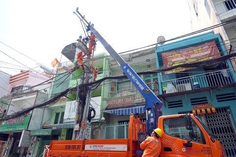 Mất ngủ cả đêm vì cúp điện: Ngành điện nói do 'quá tải cục bộ'- Ảnh 1. Nhân viên Công ty Điện lực Phú Thọ (TP.HCM) bảo trì lưới điện đảm bảo nguồn điện sinh hoạt cho người dân - Ảnh: HỮU HẠNH