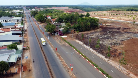 'Độc lạ Bình Phước', chiều chỉ 1 mặt đường, chiều 2-3 mặt đường- Ảnh 1. Đường ĐT 741 đoạn qua Trung tâm hành chính huyện Phú Riềng (Bình Phước), đoạn có 4 mặt đường, đoạn còn 3 mặt đường - Ảnh: A LỘC