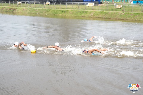 87 vận động viên dự Giải vô địch các CLB Triathlon quốc gia lần đầu tiên- Ảnh 3. Các vận động viên thi bơi tại Giải vô địch các câu lạc bộ Triathlon quốc gia 2024 - Ảnh: H.Q.