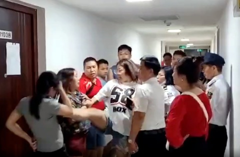 Công an vào cuộc vụ hành hung cư dân ở chung cư Đồng Phát- Ảnh 1. Người phụ nữ áo trắng đạp thẳng chân vào ngực chị P. - cư dân của chung cư Đồng Phát - Ảnh: Cắt từ clip
