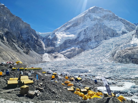 Tòa án Nepal hạn chế cấp phép leo đỉnh Everest- Ảnh 1. Du khách dựng trại tại các điểm dừng chân trên hành trình chinh phục đỉnh Everest - Ảnh: AFP