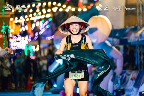 Hà Thị Hậu vô địch 100km tại giải chạy ở Thái Lan- Ảnh 1. Hà Thị Hậu đội nón lá Việt Nam cán đích đầu tiên hạng mục nữ tại giải chạy Thái Lan - Ảnh: FBNV