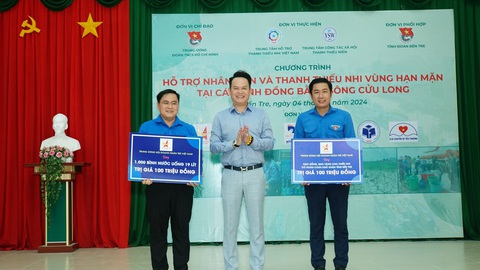 Tặng 1.000 bình nước ngọt cho bà con vùng hạn mặn- Ảnh 1. Trao 1.000 bình nước ngọt cho bà con vùng hạn mặn - Ảnh: Hội Doanh nhân trẻ Việt Nam